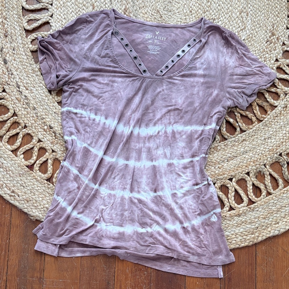 American Eagle Outfitters Mauve and White Tie-Dye V-Neck Short Sleeve Tee